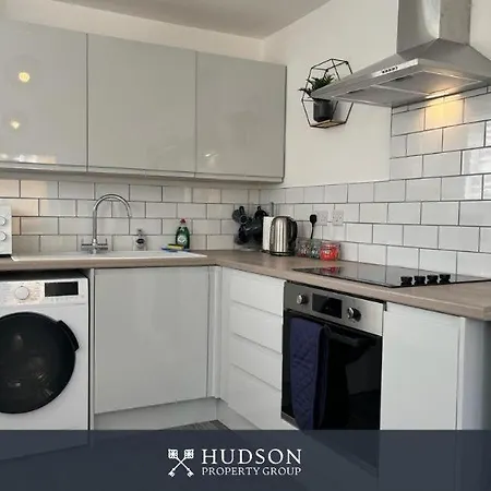 Вилла Detached House In Telford With Parking Экстерьер фото