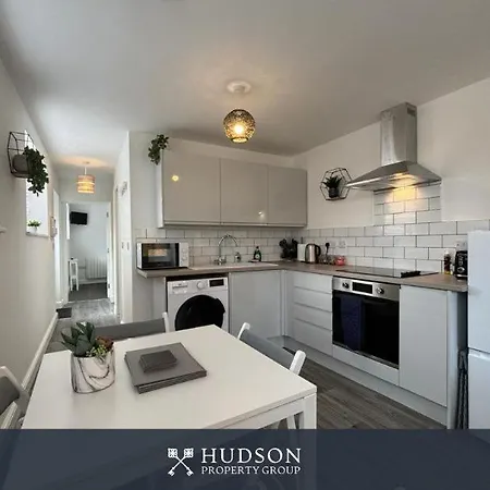 Вилла Detached House In Telford With Parking Экстерьер фото