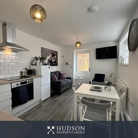 Вилла Detached House In Telford With Parking Экстерьер фото