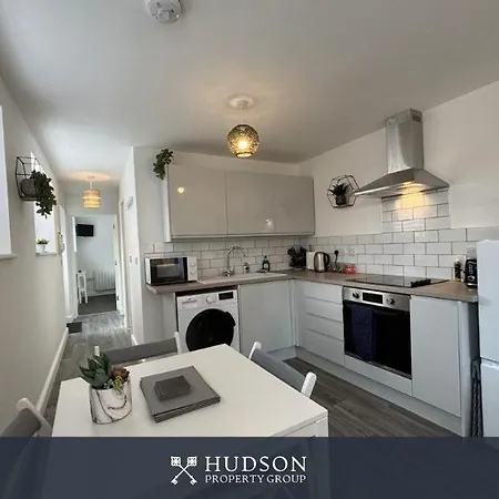 Вилла Detached House In Telford With Parking Экстерьер фото