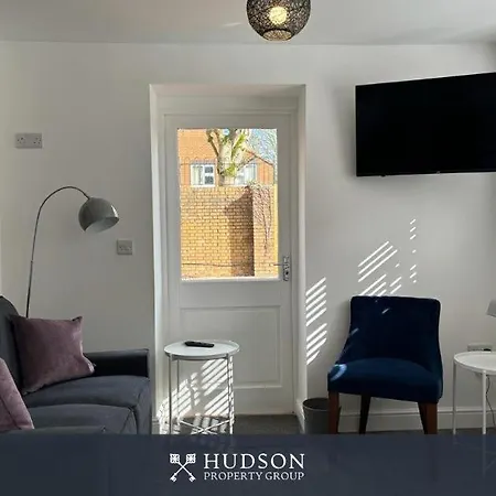 Вилла Detached House In Telford With Parking Экстерьер фото