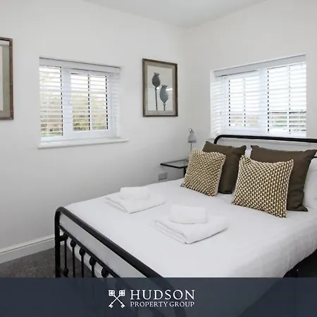 Вилла Detached House In Telford With Parking Экстерьер фото